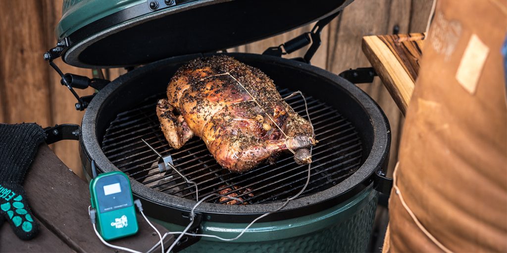 De kerntemperatuur van kip meten met een digitale vleesthermometer.