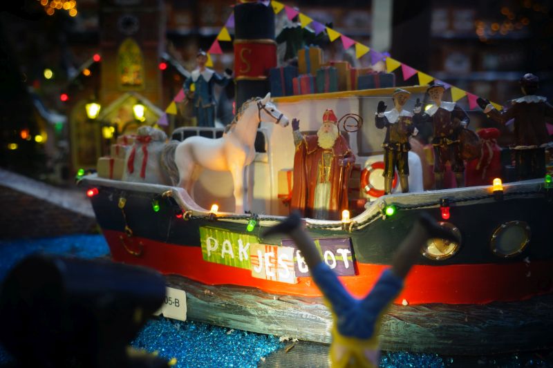 Miniatuur pakjesboot van Luville in het kerstdorp van 2024