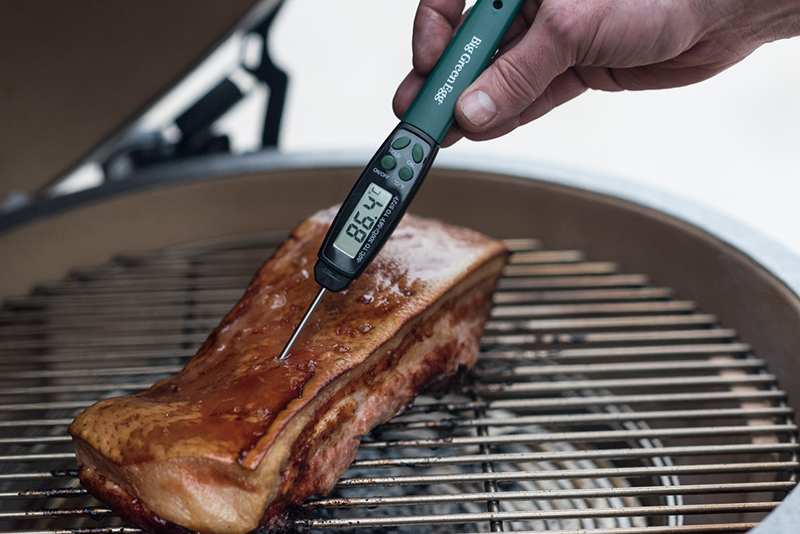 De digitale vleesthermometer werkt het best op dunne stukken vlees die je grillt.