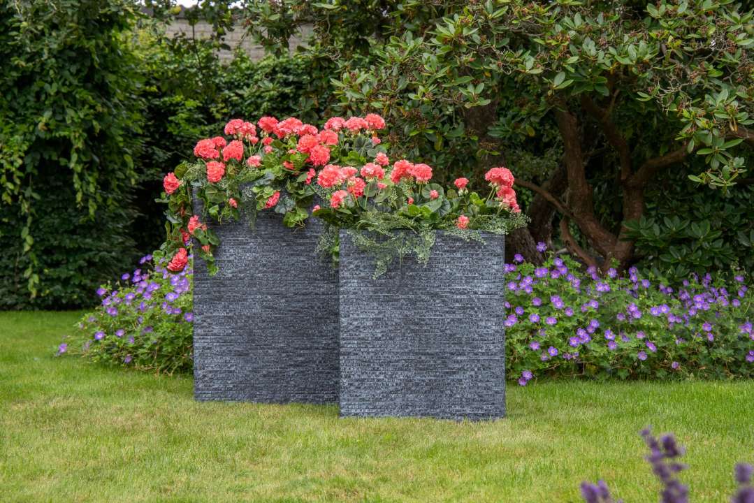 Een DIY terrasafscheiding met clayfibre plantenbak van Mega Collections