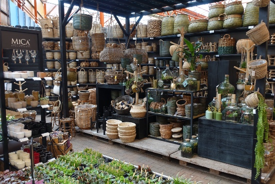 Zeegras, rieten en rotan plantenmanden bij tuincentrum Osdorp