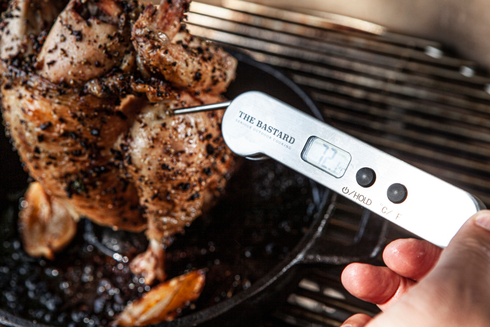 Met een thermometer meet je de kerntemperatuur van een stuk vlees