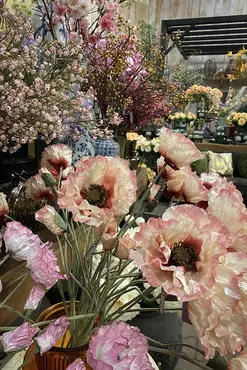 Een glimp van onze kunstbloemen afdeling!