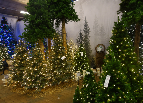 Verlichte kunstkerstbomen tuincentrum Osdorp