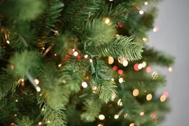 A Perfect Christmas Georgia smalle kunstkerstboom groen 213cm - 1800 rode & witte lampjes - afbeelding 2