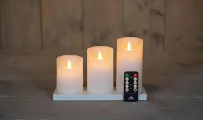 Anna's Collection LED kaars oplaadbaar flame effect rustiek incl. oplaadstation set 7.5 cm wit 3 stuks - afbeelding 1