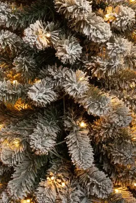 Black Box Trees Charlton Pilar verlichte kerstboom besneeuwd groen 185cm - 120 lampjes - afbeelding 2