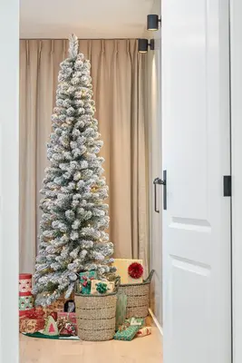 Black Box Trees Charlton Pilar verlichte kerstboom besneeuwd groen 155cm - 90 lampjes - afbeelding 2