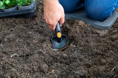 BLACK+DECKER Tuingereedschap Set – 4-delig – Inclusief snoeischaar, schep, tuinklauw en kniemat – Zwart/Oranje - afbeelding 6