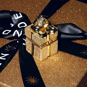 Cadeau en kerstballen met opening