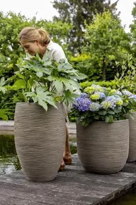 Capi vaas elegant deluxe rib nl kunststof bloempot 40x60 cm warme taupe - afbeelding 2