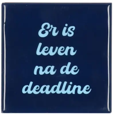 Daan Kromhout Design tegeltje keramiek er is leven na de deadline 10x10cm blue