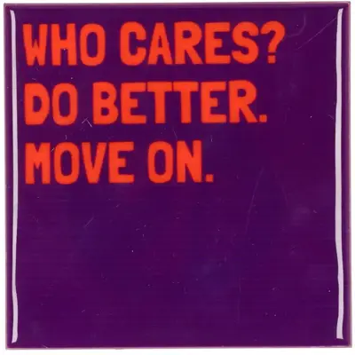Daan Kromhout Design tegeltje keramiek who cares 10x10cm purple