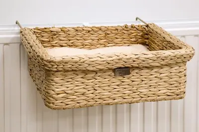 Designed by Lotte kattenhangmand Banda radiator 45x30x15cm bruin