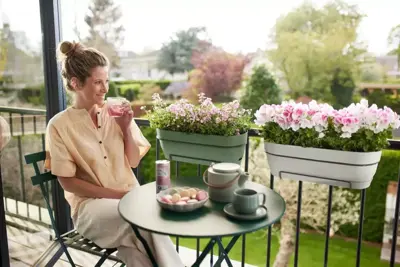 Elho Vibia Campana balkonbak 50 cm pistache groen - afbeelding 9