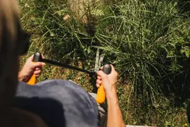 Fiskars GS53 Gras- en Heggenschaar – 90 cm | Voor strak snoeiwerk zonder bukken - afbeelding 4
