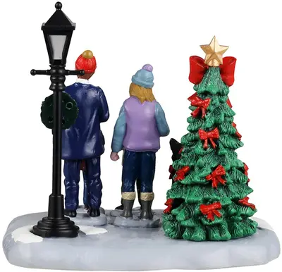 Lemax family caroling kerstdorp tafereel Vail Village 2025 - afbeelding 5