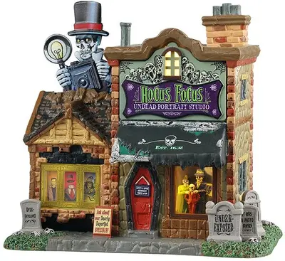Lemax hocus focus undead portrait studio verlicht huisje Spooky Town 2025 - afbeelding 1