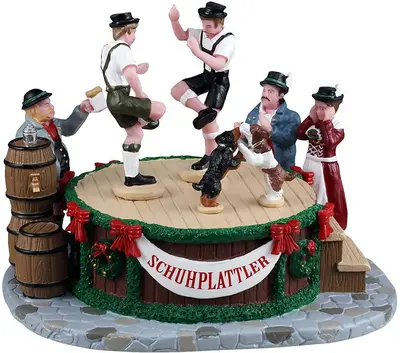 Lemax leapin' lederhosen kerstdorp tafereel 2025 - afbeelding 2