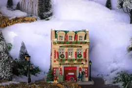 Lemax liberty trail fire house verlicht kersthuisje Caddington Village 2024 - afbeelding 4