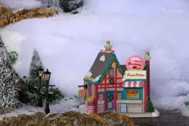 Lemax madeline's macarons verlicht kersthuisje Caddington Village 2024 - afbeelding 4