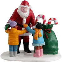 Lemax santa gets a hug kerstdorp figuur type 4 2023 - afbeelding 1