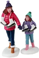 Lemax skating sisters s/2 kerstdorp figuur type 2 Vail Village 2024 - afbeelding 1