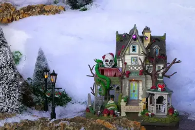 Lemax slithering gardens verlicht huisje Spooky Town 2024 - afbeelding 2