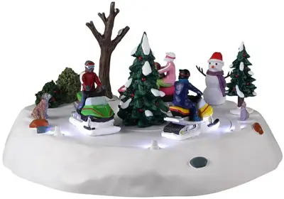 Lemax snowmobile fun bewegend kerstdorp tafereel Vail Village 2022 - afbeelding 1