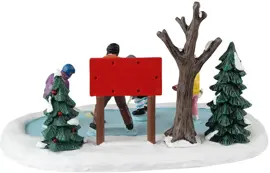 Lemax tiny tikes hockey lessons kerstdorp tafereel Vail Village 2023 - afbeelding 4