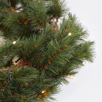 Triumph Tree Forest frosted verlichte guirlande 270cm - 96 lampjes - afbeelding 4