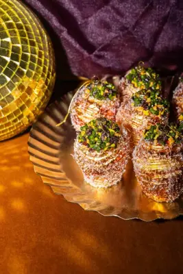 Yup in de boom glazen kerstbal pistache cruffin 7.5cm groen, bruin - afbeelding 3